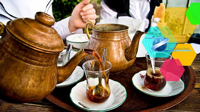 نوشیدن یک فنجان چای سیب ترکیه ای با یک فروشنده ، زیما سفر 